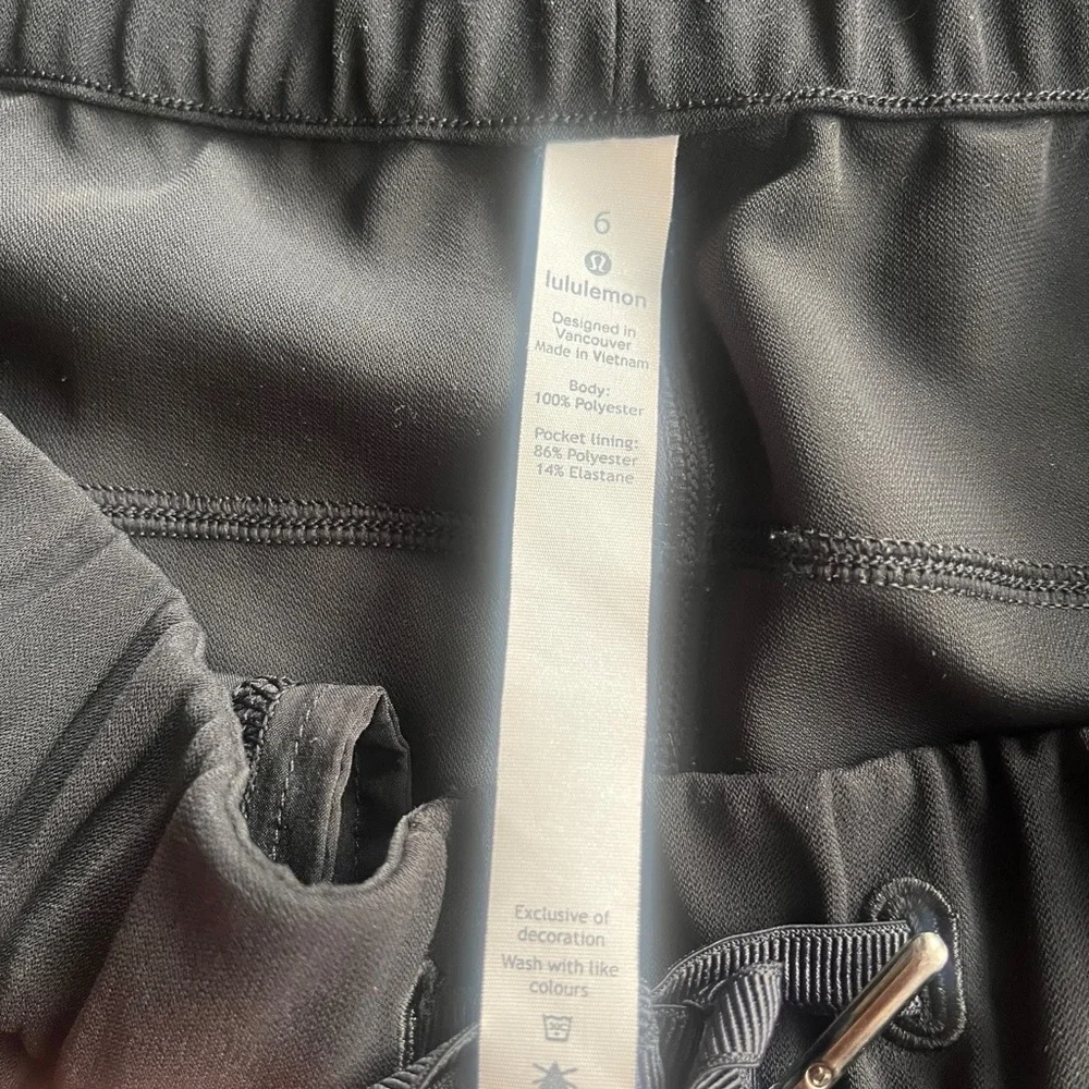 Lululemon Athletica On the‎ Fly Black Drawstring Shorts Elastic Waist Size 6
